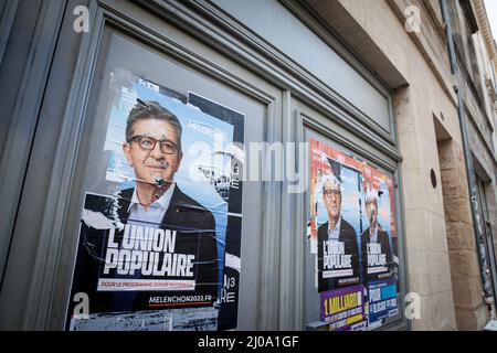 BORDEAUX, FRANKREICH - 19. FEBRUAR 2022: Zerrissene Plakate von Jean Luc Melenchon in Bordeaux für die französischen Präsidentschaftswahlen 2022. Melenchon ist die Führung Stockfoto