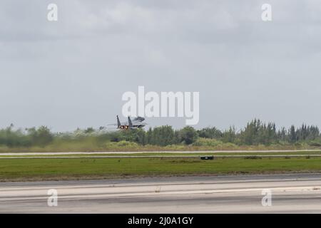 US Air Force F-15Cs von der Florida Air National Guard's 125. Fighter Wing Detachment 1, Homestead Air Reserve Base, Florida, Start zur Unterstützung der Operation Noble Defender (OND) des North American Aerospace Defense Command (NORAD), 16. März 2022. Als Teil von OND, einer wiederkehrenden Operation, koordinierte und führte die Continental U.S. NORAD Region (CONR) bi-nationale Flugzeugabfangoperationen durch und startete gleichzeitig Jets von verschiedenen Standorten an der Ostküste der Vereinigten Staaten. Diese Iteration von OND, an der First Air Force und Air Forces Northern Assets beteiligt sind, ist ein Stockfoto