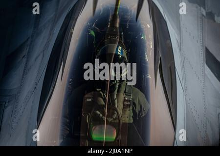 Während der Operation NOBLE DEFENDER über dem Golf von Alaska, 16. März 2022, wird ein F-22 Raptor, der der Region Alaska NORAD zugewiesen wurde, während des Fluges von einem KC-135R Stratotanker, der dem 168. Air Betanking Wing Wing zugewiesen wurde, betankt. NOBLE DEFENDER ist eine Luftverteidigungsoperation des North American Aerospace Defense Command, bei der US-Streitkräfte mit Sicherheits- und Verteidigungspartnern zusammenarbeiten, um eine integrierte Abschreckung zu gewährleisten und Bedrohungen von allen möglichen Wegen aus zu schützen. (USA Luftwaffe Foto von Senior Airman Joseph P. LeVeille) Stockfoto