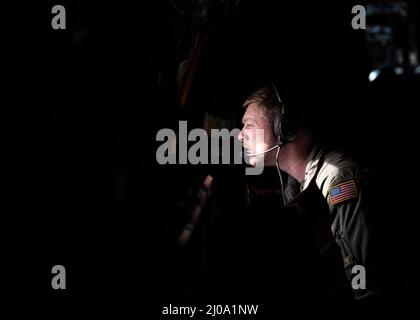 US Air Force Staff Sgt. Cole Mayo, ein Boombetreiber, der 106. Air Betanking Squadron, Alabama Air National Guard, zugewiesen wurde, blickt aus einem Fenster auf einen KC-135R Stratotanker, der 168. Air Betanking Squadron zugewiesen wurde, während der Operation NOBLE DEFENDER über dem Golf von Alaska, 16. März 2022. NOBLE DEFENDER ist eine Luftverteidigungsoperation des North American Aerospace Defense Command, bei der US-Streitkräfte mit Sicherheits- und Verteidigungspartnern zusammenarbeiten, um eine integrierte Abschreckung zu gewährleisten und Bedrohungen von allen möglichen Wegen aus zu schützen. (Foto DER US Air Force von Staff Sgt. Dylan Murakami) Stockfoto