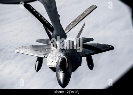 Während der Operation NOBLE DEFENDER über dem Golf von Alaska, 16. März 2022, wird ein F-22 Raptor, der der Region Alaska NORAD zugewiesen wurde, von einem KC-135R Stratotanker aufgetankt, der dem 168. Air Betanking Wing Wing zugewiesen wurde. NOBLE DEFENDER ist eine Luftverteidigungsoperation des North American Aerospace Defense Command, bei der US-Streitkräfte mit Sicherheits- und Verteidigungspartnern zusammenarbeiten, um eine integrierte Abschreckung zu gewährleisten und Bedrohungen von allen möglichen Wegen aus zu schützen. (USA Luftwaffe Foto von Senior Airman Joseph P. LeVeille) Stockfoto