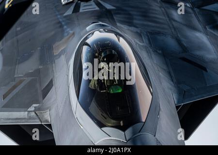 Während der Operation NOBLE DEFENDER über dem Golf von Alaska, 16. März 2022, wird ein F-22 Raptor, der der Region Alaska NORAD zugewiesen wurde, von einem KC-135R Stratotanker, der dem 168. Air Betanking Wing Wing zugewiesen wurde, betankt. NOBLE DEFENDER ist eine Luftverteidigungsoperation des North American Aerospace Defense Command, bei der US-Streitkräfte mit Sicherheits- und Verteidigungspartnern zusammenarbeiten, um eine integrierte Abschreckung zu gewährleisten und Bedrohungen von allen möglichen Wegen aus zu schützen Luftwaffe Foto von Senior Airman Joseph P. LeVeille) Stockfoto