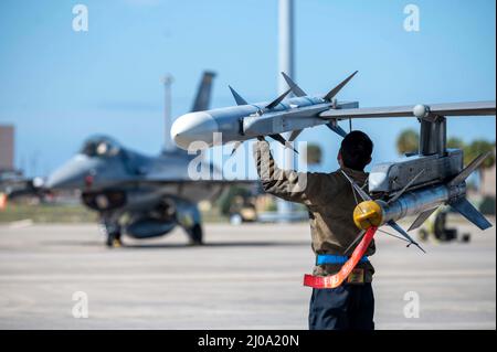 Ryder Oshiro, Senior Airman der US Air Force, Leiter der Crew der 849. Aircraft Maintenance Squadron, führt nach dem Flug eine Inspektion eines F-16 Fighting Falcon durch, der dem 311. Fighter Squadron, Holloman Air Force Base, New Mexico, auf der Tyndall AFB, Florida, im März 14, zugewiesen wurde. 2022. Die FS von 311. kam in Tyndall an, um am Weapons Evaluation Group-Programm Ost 22,06 für Waffensysteme von 53. teilzunehmen. WSEPs sind zweiwöchige Übungen, mit denen die Fähigkeit einer Staffel, Live-Feuer-Missionen durchzuführen, bewertet werden soll. (USA Luftwaffe Foto von Airman 1. Klasse Tiffany Price) (Dieses Foto wurde für securi geändert Stockfoto