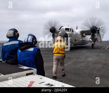 220316-N-XK462-1099 PAZIFISCHER OZEAN (MÄRZ 16, 2022) Ein C-2 Greyhound, von den 'Anbietern' des Fleet Logistics Support Squadron (VRC) 30, Taxis auf dem Flugdeck des Flugzeugträgers USS Nimitz (CVN 68). Nimitz führt derzeit Routineoperationen durch. (USA Navy Foto von Mass Communication Specialist Seaman Hannah Kantner) Stockfoto