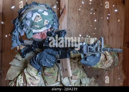 Fallschirmjäger der Comanche Company, 1. Bataillon, 501. Fallschirmjäger-Infanterie-Regiment, 4. Infanterie-Brigade-Kampfteam (Airborne), 25. Infanterie-Division, „Spartan Brigade“, führen während der Rotation des Joint Pacific Readiness Multinary Readiness Center 22-02 in der Nähe von Fort Greely, Alaska, 16. März 2022, eine Aufklärungs- und Überwachungspatrouille durch. JPMRC 22-02 ist die erste Rotation des Home Station Combat Training Center (HS-CTC) in Alaska. Es konzentriert sich auf großangelegte Kampfeinsätze (LSCO) und testet die Kampfbereitschaft des 1. Stryker Brigade Combat Team, 25. Infantry Division, während Fallschirmjäger für sich sind Stockfoto