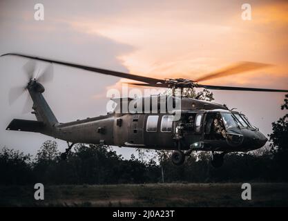 Eine UH-60 Blackhawk-Hubschraubercrew, die 2. Bataillon, 25. Combat Aviation Brigade, zugewiesen wurde, startet während des Hanuman Guardian 22, Lop Buri, Königreich Thailand, 16. März 2022, um ihre nächste Trainingseinheit als Teil einer Luftgewehranlage zu starten. Die US-Armee und die Royal Thai Army führen in Zusammenarbeit multinationale, kombinierte Task Force-Ereignisse durch, die für die Aufrechterhaltung der Bereitschaft und Interoperabilität der Sicherheitskräfte in der gesamten Region von entscheidender Bedeutung sind. (USA Foto der Armee von Staff Sgt. Timothy Hamlin) Stockfoto