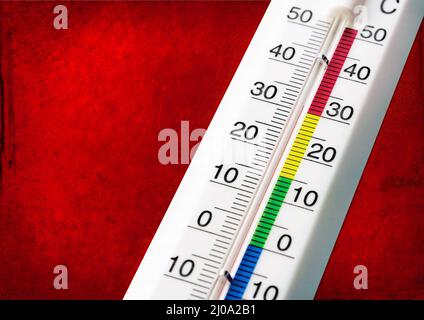 Weiße Temperaturanzeige auf rotem Hintergrund Stockfoto