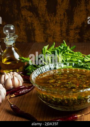 Traditionelle argentinische Chimichurri-Sauce, Olivenöl, Knoblauch, Petersilie und Chili. Stockfoto