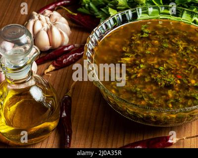 Traditionelle argentinische Chimichurri-Sauce, Olivenöl, Knoblauch, Petersilie und Chili. Stockfoto