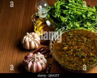 Traditionelle argentinische Chimichurri-Sauce, Olivenöl, Knoblauch, Petersilie und Chili. Stockfoto