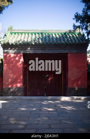 Gebäude im Ditan Park, Peking, China, mit roten Wänden und grünen Fliesen Stockfoto