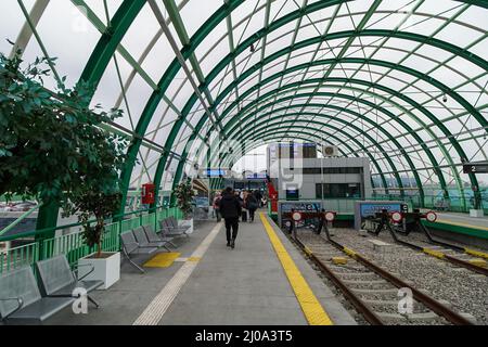 Otopeni, Rumänien - 17. März 2022: Bahnhof vom internationalen Flughafen Bukarest Henri Coanda in Otopeni, 20 km nördlich von Bukarest. Stockfoto