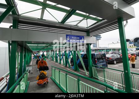 Otopeni, Rumänien - 17. März 2022: Bahnhof vom internationalen Flughafen Bukarest Henri Coanda in Otopeni, 20 km nördlich von Bukarest. Stockfoto