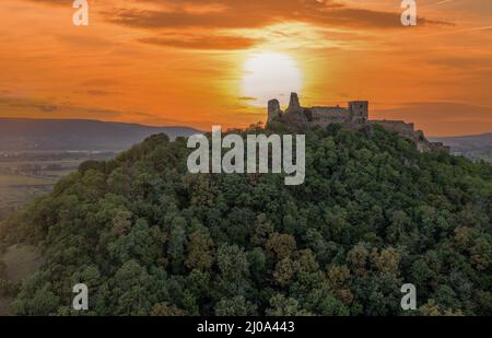Mittelalterliches Szigliget Schloss in der Nähe des Plattensees mit neu restauriertem Palast und Türmen dramatischen Sonnenuntergang Himmel Stockfoto