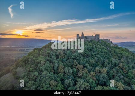 Mittelalterliches Szigliget Schloss in der Nähe des Plattensees mit neu restauriertem Palast und Türmen dramatischen Sonnenuntergang Himmel Stockfoto