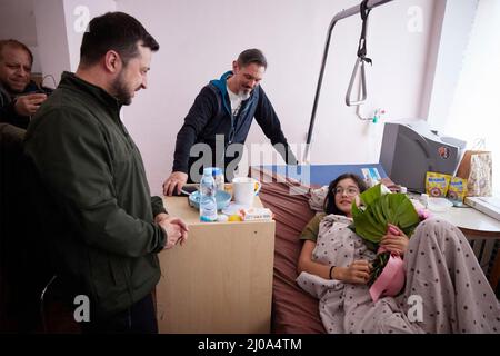 Kiew, Ukraine. 17. März 2022. Der ukrainische Präsident Wolodymyr Zelenskyy besucht Mitglieder der Familie Wlasenko und erholt sich am 17. März 2022 im Krankenhaus in Kiew, Ukraine. Die Familie wurde durch russische Schüsse verletzt, als sie ihr Haus in Vorzel, Ukraine, evakuierte. Quelle: Ukrainische Präsidentschaft/Ukrainische Präsidentschaft/Alamy Live News Stockfoto