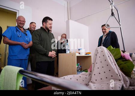 Kiew, Ukraine. 17. März 2022. Der ukrainische Präsident Wolodymyr Zelenskyy besucht Mitglieder der Familie Wlasenko und erholt sich am 17. März 2022 im Krankenhaus in Kiew, Ukraine. Die Familie wurde durch russische Schüsse verletzt, als sie ihr Haus in Vorzel, Ukraine, evakuierte. Quelle: Ukrainische Präsidentschaft/Ukrainische Präsidentschaft/Alamy Live News Stockfoto