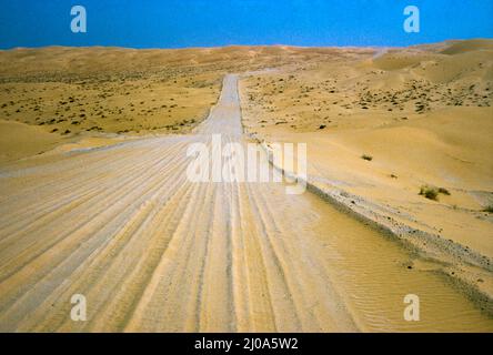 Eine unbefestigte Straße in die Wildnis der Sanddünen des leeren Viertels von Arabien, in der Nähe der Oase Liwa im Emirat Abu Dhabi, VAE Stockfoto