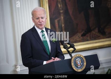 Washington, Usa. 17. März 2022. US-Präsident Joe Biden spricht am Donnerstag, den 17. März 2022, während einer Veranstaltung zum St. Patrick's Day im Ostsaal des Weißen Hauses in Washington, DC. Biden lobte Irland für die Aufnahme ukrainischer Flüchtlinge während eines Treffens mit dem irischen Premierminister Micheal Martin am Donnerstag, das schnell virtualisiert wurde, nachdem der Premier positiv für Covid-19 getestet wurde. Foto von Al Drago/UPI Credit: UPI/Alamy Live News Stockfoto