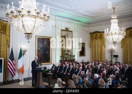 Washington, Usa. 17. März 2022. US-Präsident Joe Biden spricht am Donnerstag, den 17. März 2022, während einer Veranstaltung zum St. Patrick's Day im Ostsaal des Weißen Hauses in Washington, DC. Biden lobte Irland für die Aufnahme ukrainischer Flüchtlinge während eines Treffens mit dem irischen Premierminister Micheal Martin am Donnerstag, das schnell virtualisiert wurde, nachdem der Premier positiv für Covid-19 getestet wurde. Foto von Al Drago/UPI Credit: UPI/Alamy Live News Stockfoto