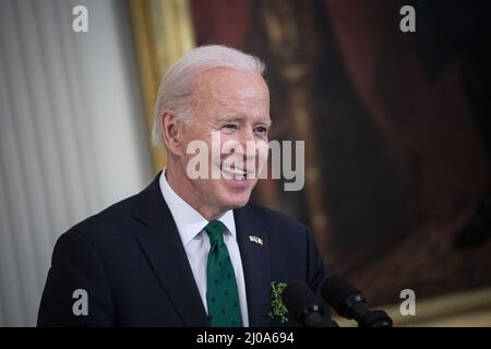 Washington, Usa. 17. März 2022. US-Präsident Joe Biden spricht am Donnerstag, den 17. März 2022, während einer Veranstaltung zum St. Patrick's Day im Ostsaal des Weißen Hauses in Washington, DC. Biden lobte Irland für die Aufnahme ukrainischer Flüchtlinge während eines Treffens mit dem irischen Premierminister Micheal Martin am Donnerstag, das schnell virtualisiert wurde, nachdem der Premier positiv für Covid-19 getestet wurde. Foto von Al Drago/UPI Credit: UPI/Alamy Live News Stockfoto