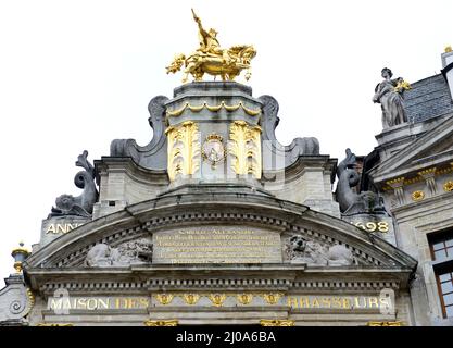 Die Reiterstatue von Charles-Alexandre de Lorraine an der Spitze des Maison de l'Arbre d'Or auf dem großen Platz in Brüssel, Belgien. Stockfoto