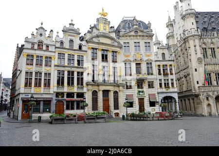 Schöne alte mittelalterliche Gebäude am Grand Place (Marktplatz) in Brüssel, Belgien. Stockfoto