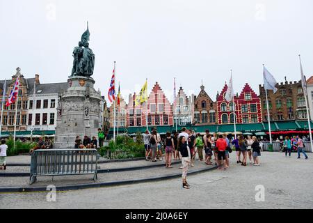 Pieter de Coninck et Jan Breydel Denkmal auf dem Marktplatz in Brügge, Belgien. Stockfoto