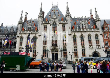 Das Provinzgericht ist ein wunderschönes Gebäude im Stil der Gotik in Brügge, Belgien. Stockfoto