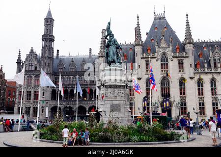 Das Provinzgericht ist ein wunderschönes Gebäude im Stil der Gotik in Brügge, Belgien. Stockfoto