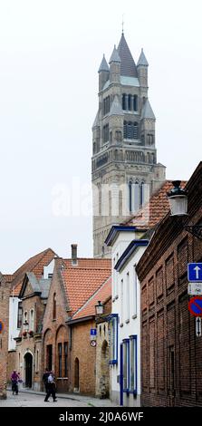 Der gotische Turm des Sint-Salvatorskathedraals (Kathedrale) in Brügge, Belgien. Stockfoto