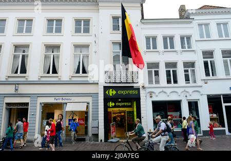 Zuidzandstraat gesäumt von Geschäften und Cafés im alten historischen Zentrum von Brügge, Belgien. Stockfoto