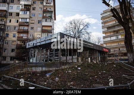 Kiew, Ukraine. 17. März 2022. Ein Blick auf ein zerstörtes Geschäft. Während Russland die Bombardierungen und Luftangriffe intensiviert, während es die Hauptstadt der Ukraine umkreist, wurde am Mittwoch, dem 16. März 2022, ein Wohnhaus durch Schüsse getroffen, wobei mindestens ein Zivilist getötet und Dutzende verletzt wurden. Kredit: SOPA Images Limited/Alamy Live Nachrichten Stockfoto