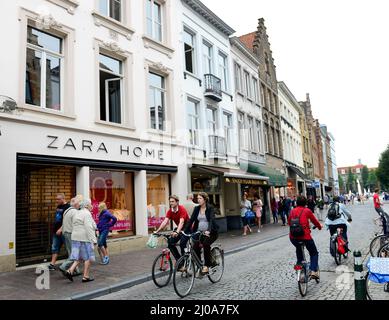 Zuidzandstraat gesäumt von Geschäften und Cafés im alten historischen Zentrum von Brügge, Belgien. Stockfoto