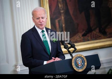 Washington DC, USA. 17. März 2022. US-Präsident Joe Biden spricht am Donnerstag, den 17. März, während einer Veranstaltung zum St. Patrick’s Day im Ostsaal des Weißen Hauses in Washington, D.C., USA, 2022. Biden lobte Irland für die Aufnahme ukrainischer Flüchtlinge während eines Treffens mit dem irischen Premierminister Micheal Martin am Donnerstag, das schnell virtualisiert wurde, nachdem der Premier positiv auf Covid-19 getestet wurde. Foto von Al Drago/Pool/ABACAPRESS.COM Quelle: Abaca Press/Alamy Live News Stockfoto