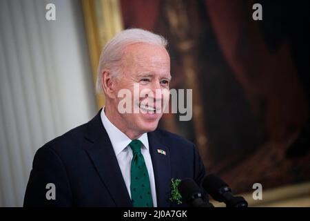 Washington DC, USA. 17. März 2022. US-Präsident Joe Biden spricht am Donnerstag, den 17. März, während einer Veranstaltung zum St. Patrick’s Day im Ostsaal des Weißen Hauses in Washington, D.C., USA, 2022. Biden lobte Irland für die Aufnahme ukrainischer Flüchtlinge während eines Treffens mit dem irischen Premierminister Micheal Martin am Donnerstag, das schnell virtualisiert wurde, nachdem der Premier positiv auf Covid-19 getestet wurde. Foto von Al Drago/Pool/ABACAPRESS.COM Quelle: Abaca Press/Alamy Live News Stockfoto