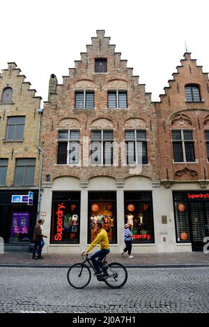 Zuidzandstraat gesäumt von Geschäften und Cafés im alten historischen Zentrum von Brügge, Belgien. Stockfoto