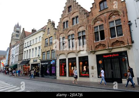 Zuidzandstraat gesäumt von Geschäften und Cafés im alten historischen Zentrum von Brügge, Belgien. Stockfoto