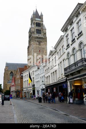 Zuidzandstraat gesäumt von Geschäften und Cafés im alten historischen Zentrum von Brügge, Belgien. Stockfoto