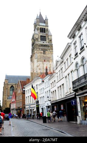 Zuidzandstraat gesäumt von Geschäften und Cafés im alten historischen Zentrum von Brügge, Belgien. Stockfoto