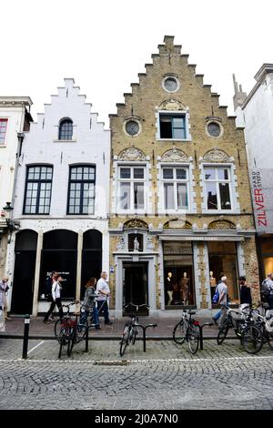 Zuidzandstraat gesäumt von Geschäften und Cafés im alten historischen Zentrum von Brügge, Belgien. Stockfoto