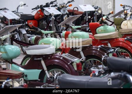 Prora, Deutschland. 17. März 2022. Verschiedene Roller, Mopeds, Fahrräder und Motorräder des Herstellers aus DDR-Zeiten befinden sich im Oldtimer-Museum auf Rügen. Das Oldtimer-Museum auf Rügen zeigt nun auch mehr als 100 Motorräder und Mopeds aus der DDR. Die Sonderausstellung ist ab Montag (21.03.2022) zu sehen. Das Museum auf dem ehemaligen Gelände der Nationalen Volksarmee im Stadtteil Binz von Prora existiert bereits seit 1994. Quelle: Stefan Sauer/dpa/Alamy Live News Stockfoto