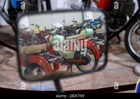 Prora, Deutschland. 17. März 2022. Verschiedene Roller, Mopeds, Fahrräder und Motorräder des Herstellers aus DDR-Zeiten befinden sich im Oldtimer-Museum auf Rügen. Das Oldtimer-Museum auf Rügen zeigt nun auch mehr als 100 Motorräder und Mopeds aus der DDR. Die Sonderausstellung ist ab Montag (21.03.2022) zu sehen. Das Museum auf dem ehemaligen Gelände der Nationalen Volksarmee im Stadtteil Binz von Prora existiert bereits seit 1994. Quelle: Stefan Sauer/dpa/Alamy Live News Stockfoto