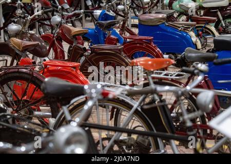 Prora, Deutschland. 17. März 2022. Verschiedene Roller, Mopeds, Fahrräder und Motorräder des Herstellers aus DDR-Zeiten befinden sich im Oldtimer-Museum auf Rügen. Das Oldtimer-Museum auf Rügen zeigt nun auch mehr als 100 Motorräder und Mopeds aus der DDR. Die Sonderausstellung ist ab Montag (21.03.2022) zu sehen. Das Museum auf dem ehemaligen Gelände der Nationalen Volksarmee im Stadtteil Binz von Prora existiert bereits seit 1994. Quelle: Stefan Sauer/dpa/Alamy Live News Stockfoto