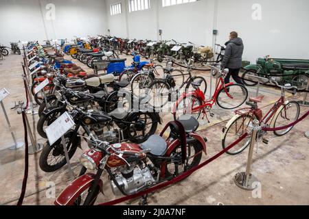 Prora, Deutschland. 17. März 2022. Verschiedene Roller, Mopeds, Fahrräder und Motorräder des Herstellers aus DDR-Zeiten befinden sich im Oldtimer-Museum auf Rügen. Das Oldtimer-Museum auf Rügen zeigt nun auch mehr als 100 Motorräder und Mopeds aus der DDR. Die Sonderausstellung ist ab Montag (21.03.2022) zu sehen. Das Museum auf dem ehemaligen Gelände der Nationalen Volksarmee im Stadtteil Binz von Prora existiert bereits seit 1994. Quelle: Stefan Sauer/dpa/Alamy Live News Stockfoto