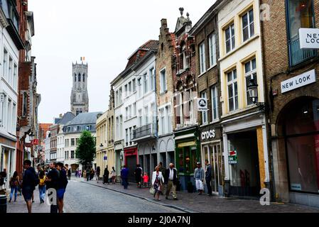 Zuidzandstraat gesäumt von Geschäften und Cafés im alten historischen Zentrum von Brügge, Belgien. Stockfoto