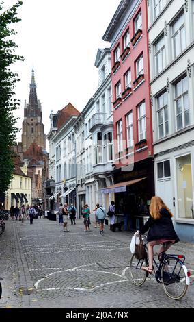 Die lebhafte Simon Stevinplein Straße im historischen Zentrum von Brügge, Belgien. Stockfoto