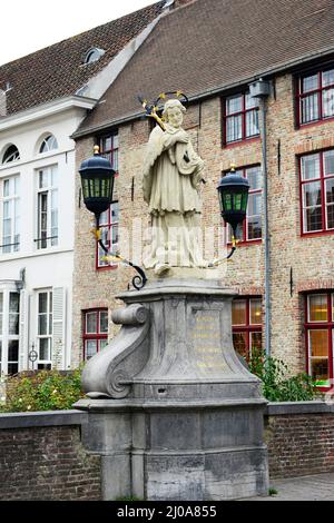 Denkmal des Heiligen Johannes van Nepomuk an der Wolestraat-Brücke über den Dyver-Kanal in Brügge, Belgien. Stockfoto