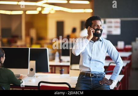 Ich wusste, dass ID von Ihnen gehört wurde. Aufnahme eines selbstbewussten Geschäftsmannes, der in einem modernen Büro auf seinem Handy spricht. Stockfoto