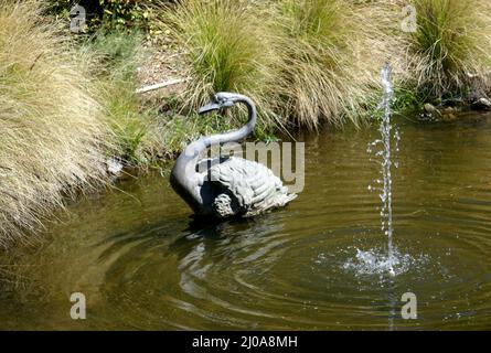 Santa Clarita, California, USA 17.. März 2022 Swan Art und Teich im Eternal Valley Memorial Park am 17. März 2022 in Santa Clarita, Kalifornien, USA. Foto von Barry King/Alamy Stockfoto Stockfoto